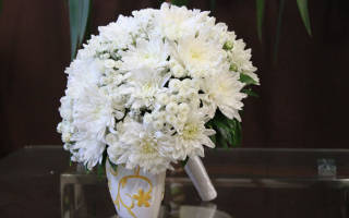 Свадебный букет из хризантем и роз